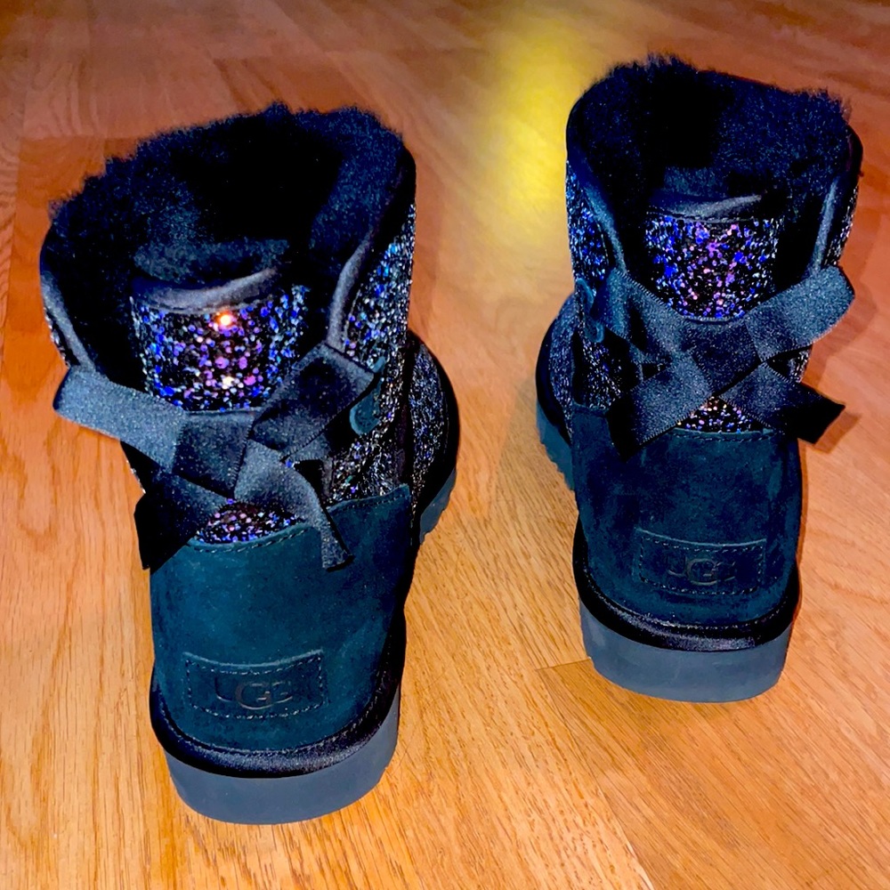 UGG Women's Classic Mini Bow Cosmos Boot [black] size 8